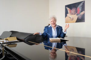 Angelika Nebel in ihrem Studio am Piano